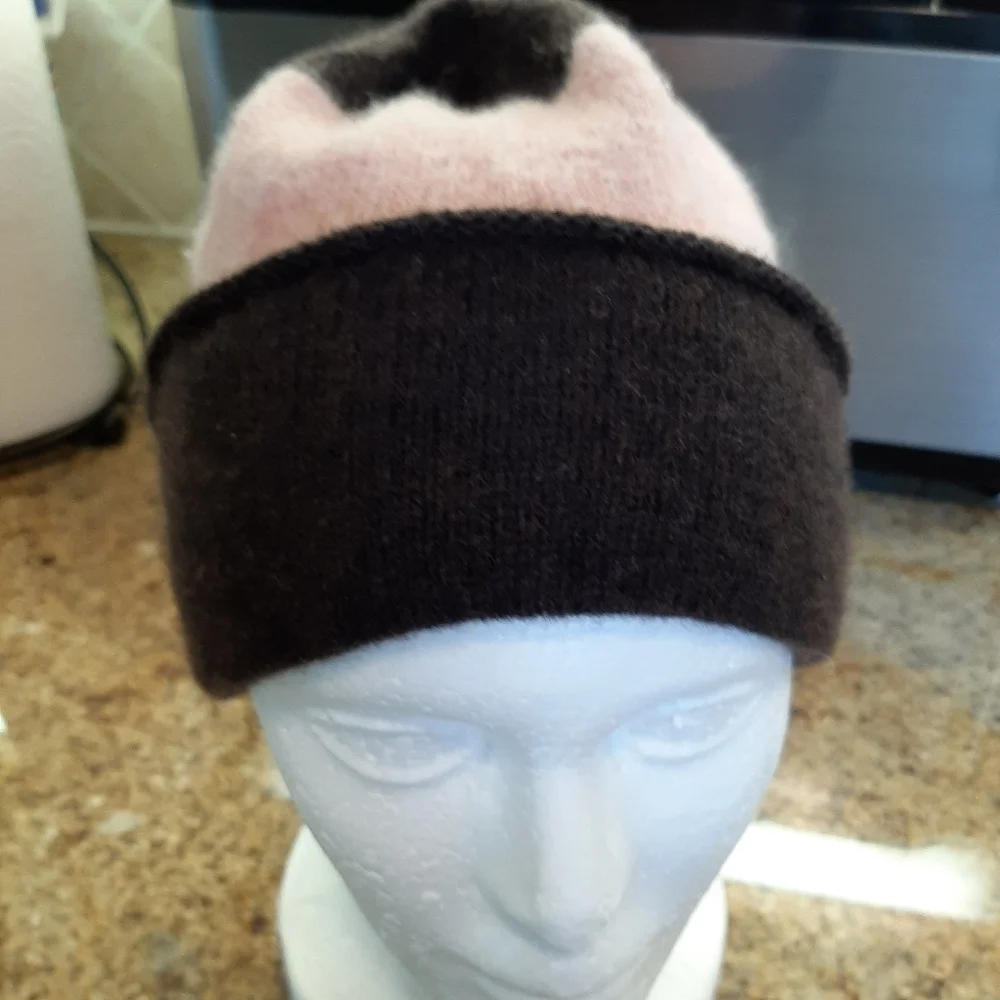 GAP 100% LAMBSWOOL KNIT HAT WITH SWEAT BAND.